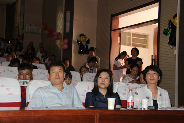 惠濟區(qū)教體育局副局長崔永麗、教育科科長謝國旺蒞臨活動現(xiàn)場_meitu_3