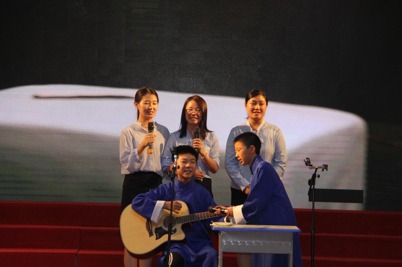 畢業(yè)典禮上學(xué)生和老師同臺表演