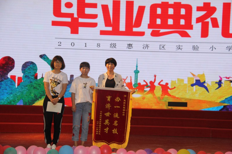 田鄭敏校長接受家長送給學(xué)校的錦旗