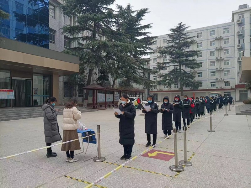 每一次組織學(xué)生進行校園核酸檢測時，大家都能做自覺做到核酸、學(xué)習(xí)兩不誤