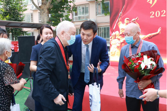 喜迎二十大 走進老英雄--河南銀保監(jiān)局指導開展“護航老兵 幸福晚年2022年金融聯(lián)合教育宣傳活動”532