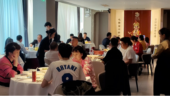 （配圖）尋根拜祖后，他們來阿五品新豫菜解鄉(xiāng)愁362