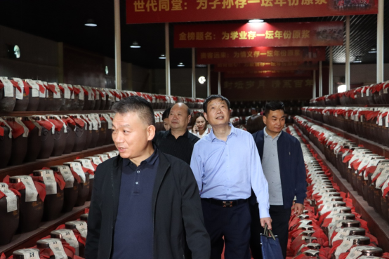 走進蔡洪坊 探秘馥柔香——河南報業(yè)全媒體豫酒行走進蔡洪坊酒業(yè)(4)905