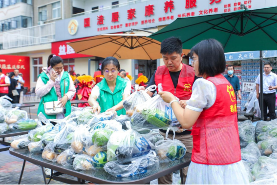 益勝興社區(qū)食堂暖人心 萬斤蔬菜免費(fèi)送市民(改)(1)421