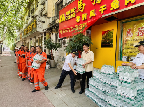 1_河南鄭州:夏日關(guān)愛(ài)環(huán)衛(wèi)工人 酷暑為其送清涼(最新)301