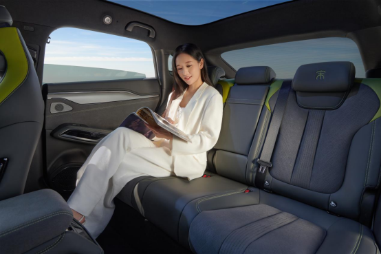 【新聞主稿】增配不加價！2025款宋L EV 18.98萬元起1771