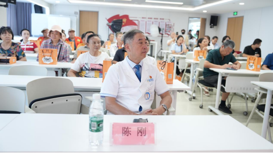 衛(wèi)生廳社區(qū)網(wǎng)格長月度會議及眼健康宣傳員聘任儀式在鄭州普瑞眼科醫(yī)院圓滿召開(2)313