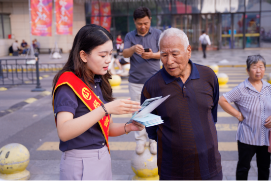 金融為民譜新篇 服務(wù)大眾筑輝煌--招商銀行鄭州分行積極開展金融知識(shí)進(jìn)商圈活動(dòng)412