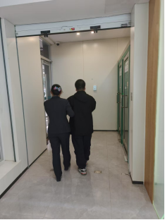 盲行無阻—溫情服務(wù)為盲人客戶鋪設(shè)無障礙金融之路(古城)(2)555